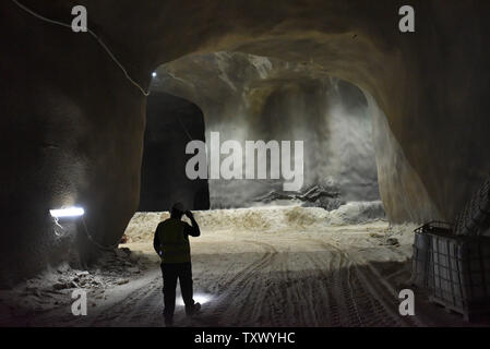 Itzik Behar, ingénieur de projet, promenades dans les tunnels qui abritera les parcelles dans la sépulture catacomb enfouissement souterrain de tunnels au cimetière de Givat Shaul, Har HaMenuchot, à Jérusalem, Israël, le 26 novembre 2017. En raison de la surpopulation et le manque de terres pour les lieux de sépulture à Jérusalem, l'enterrement religieux appelé la société, Chevra Kadisha est la construction de la sépulture souterraine massive qui fourniront l'espace pour plus de 22 000 tombes. Photo par Debbie Hill/UPI Banque D'Images