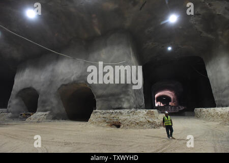 Itzik Behar, ingénieur de projet, promenades dans les tunnels qui abritera les parcelles dans la sépulture catacomb enfouissement souterrain de tunnels au cimetière de Givat Shaul, Har HaMenuchot, à Jérusalem, Israël, le 26 novembre 2017. En raison de la surpopulation et le manque de terres pour les lieux de sépulture à Jérusalem, l'enterrement religieux appelé la société, Chevra Kadisha est la construction de la sépulture souterraine massive qui fourniront l'espace pour plus de 22 000 tombes. Photo par Debbie Hill/UPI Banque D'Images