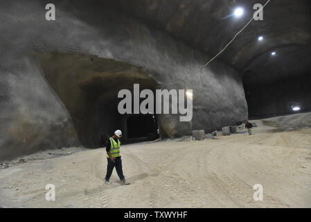 Itzik Behar, ingénieur de projet, promenades dans les tunnels qui abritera les parcelles dans la sépulture catacomb enfouissement souterrain de tunnels au cimetière de Givat Shaul, Har HaMenuchot, à Jérusalem, Israël, le 26 novembre 2017. En raison de la surpopulation et le manque de terres pour les lieux de sépulture à Jérusalem, l'enterrement religieux appelé la société, Chevra Kadisha est la construction de la sépulture souterraine massive qui fourniront l'espace pour plus de 22 000 tombes. Photo par Debbie Hill/UPI Banque D'Images