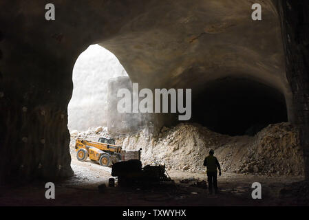 Itzik Behar, ingénieur de projet, promenades dans les tunnels qui abritera les parcelles dans la sépulture catacomb enfouissement souterrain de tunnels au cimetière de Givat Shaul, Har HaMenuchot, à Jérusalem, Israël, le 26 novembre 2017. En raison de la surpopulation et le manque de terres pour les lieux de sépulture à Jérusalem, l'enterrement religieux appelé la société, Chevra Kadisha est la construction de la sépulture souterraine massive qui fourniront l'espace pour plus de 22 000 tombes. Photo par Debbie Hill/UPI Banque D'Images