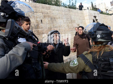 La police des frontières israélienne face à un peuple palestinien au cours d'une manifestation contre le président américain Donald Trump's reconnaissance de Jérusalem comme capitale d'Israël lors d'une manifestation devant la Porte de Damas à Jérusalem-Est, le 7 décembre 2017. Photo par Debbie Hill/UPI Banque D'Images