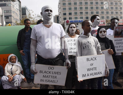 Etritrean soudanais et les demandeurs d'asile et réfugiés porter peinture blanche sur leurs visages au cours d'une protestation contre d'Israël visant à expulser à l'extérieur de l'Ambassade du Rwanda à Herzliya, Israël, le 7 février 2018. Israël dit qu'il va expulser quelque 20 000 hommes qui est entré dans l'état juif illégalement par le 1er avril, ou ils seront emprisonnés indéfiniment. Des manifestations similaires sont prévues dans le monde entier aujourd'hui contre Israël à venir la déportation forcée des demandeurs d'asile africains. Photo par Debbie Hill/UPI Banque D'Images