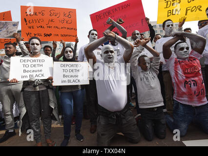 Etritrean soudanais et les demandeurs d'asile et réfugiés porter peinture blanche sur leurs visages au cours d'une protestation contre d'Israël visant à expulser à l'extérieur de l'Ambassade du Rwanda à Herzliya, Israël, le 7 février 2018. Israël dit qu'il va expulser quelque 20 000 hommes qui est entré dans l'état juif illégalement par le 1er avril, ou ils seront emprisonnés indéfiniment. Des manifestations similaires sont prévues dans le monde entier aujourd'hui contre Israël à venir la déportation forcée des demandeurs d'asile africains. Photo par Debbie Hill/UPI Banque D'Images