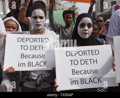 Etritrean soudanais et les demandeurs d'asile et réfugiés porter peinture blanche sur leurs visages au cours d'une protestation contre d'Israël visant à expulser à l'extérieur de l'Ambassade du Rwanda à Herzliya, Israël, le 7 février 2018. Israël dit qu'il va expulser quelque 20 000 hommes qui est entré dans l'état juif illégalement par le 1er avril, ou ils seront emprisonnés indéfiniment. Des manifestations similaires sont prévues dans le monde entier aujourd'hui contre Israël à venir la déportation forcée des demandeurs d'asile africains. Photo par Debbie Hill/UPI Banque D'Images