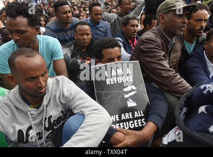 Etritrean soudanais et les demandeurs d'asile et réfugiés manifester contre Israël d'expulser à l'extérieur de l'Ambassade du Rwanda à Herzliya, Israël, le 7 février 2018. Israël dit qu'il va expulser quelque 20 000 hommes qui est entré dans l'état juif illégalement par le 1er avril, ou ils seront emprisonnés indéfiniment. Des manifestations similaires sont prévues dans le monde entier aujourd'hui contre Israël à venir la déportation forcée des demandeurs d'asile africains. Photo par Debbie Hill/UPI Banque D'Images