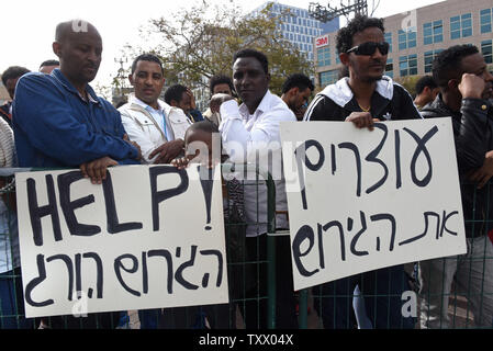 Etritrean soudanais et les demandeurs d'asile et réfugiés manifester contre Israël d'expulser à l'extérieur de l'Ambassade du Rwanda à Herzliya, Israël, le 7 février 2018. Israël dit qu'il va expulser quelque 20 000 hommes qui est entré dans l'état juif illégalement par le 1er avril, ou ils seront emprisonnés indéfiniment. Des manifestations similaires sont prévues dans le monde entier aujourd'hui contre Israël à venir la déportation forcée des demandeurs d'asile africains. Photo par Debbie Hill/UPI Banque D'Images