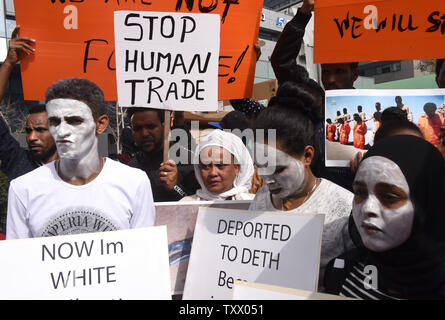 Etritrean soudanais et les demandeurs d'asile et réfugiés porter peinture blanche sur leurs visages au cours d'une protestation contre d'Israël visant à expulser à l'extérieur de l'Ambassade du Rwanda à Herzliya, Israël, le 7 février 2018. Israël dit qu'il va expulser quelque 20 000 hommes qui est entré dans l'état juif illégalement par le 1er avril, ou ils seront emprisonnés indéfiniment. Des manifestations similaires sont prévues dans le monde entier aujourd'hui contre Israël à venir la déportation forcée des demandeurs d'asile africains. Photo par Debbie Hill/UPI Banque D'Images