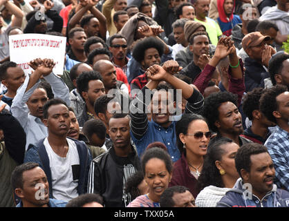 Etritrean soudanais et les demandeurs d'asile et réfugiés manifester contre Israël d'expulser à l'extérieur de l'Ambassade du Rwanda à Herzliya, Israël, le 7 février 2018. Israël dit qu'il va expulser quelque 20 000 hommes qui est entré dans l'état juif illégalement par le 1er avril, ou ils seront emprisonnés indéfiniment. Des manifestations similaires sont prévues dans le monde entier aujourd'hui contre Israël à venir la déportation forcée des demandeurs d'asile africains. Photo par Debbie Hill/UPI Banque D'Images