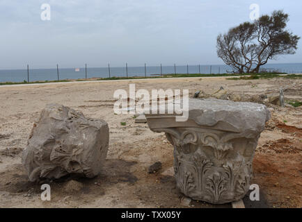 Colonne Byzantine tops à partir du 5e siècle, découvert près d'une rares découvertes récemment mosaïque romaine multicolore à partir de la 2ème - 3ème siècles, CE, sont observés dans le Parc National de Césarée, en Israël, le 8 février 2018. La mosaïque porte une inscription en grec ancien et fait partie d'une structure de l'édifice de l'époque byzantine, il y a 1 500 ans. Photo par Debbie Hill/UPI Banque D'Images