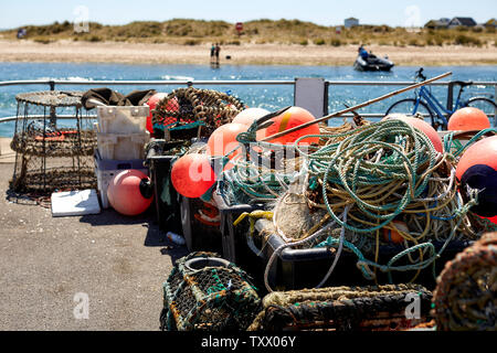 Pêche et des casiers à homard sur le port de Mudeford Quay, Dorset. La partie de l'industrie de la pêche. Banque D'Images
