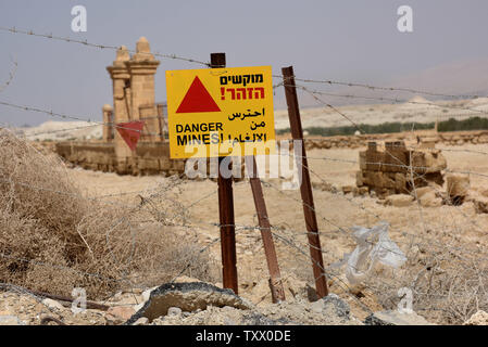 Un DANGER MINES inscription en hébreu, arabe et anglais se trouve près de l'Qasr al Yahud site du baptême, où la tradition croit que Jésus Christ a été baptisé dans le Jourdain, à l'extérieur de Jéricho, en Cisjordanie le 21 mars 2018. Israël l'autorité nationale de lutte antimines, sous le ministère de la Défense, et le Halo Trust, un organisme de bienfaisance de déminage international, ont commencé à enlever tous les résidus des mines et restes explosifs de la guerre des Six Jours au site du baptême le long de la Rivière Jourdain. Photo par Debbie Hill/UPI Banque D'Images