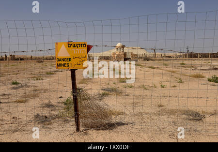 Un DANGER MINES inscription en hébreu, arabe et anglais se trouve à l'extérieur une église au Qasr el-Yahud site du baptême, où la tradition croit que Jésus Christ a été baptisé dans le Jourdain, à l'extérieur de Jéricho, en Cisjordanie le 21 mars 2018. Israël l'autorité nationale de lutte antimines, sous le ministère de la Défense, et le Halo Trust, un organisme de bienfaisance de déminage international, ont commencé à enlever tous les résidus des mines et restes explosifs de la guerre des Six Jours au site du baptême le long de la Rivière Jourdain. Photo par Debbie Hill/UPI Banque D'Images