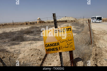 Un autobus d'excursion depuis les disques durs UN DANGER MINES inscription en hébreu, arabe et anglais près du Qasr al Yahud site du baptême, où la tradition croit que Jésus Christ a été baptisé dans le Jourdain, à l'extérieur de Jéricho, en Cisjordanie le 21 mars 2018. Israël l'autorité nationale de lutte antimines, sous le ministère de la Défense, et le Halo Trust, un organisme de bienfaisance de déminage international, ont commencé à enlever tous les résidus des mines et restes explosifs de la guerre des Six Jours au site du baptême le long de la Rivière Jourdain. Photo par Debbie Hill/UPI Banque D'Images