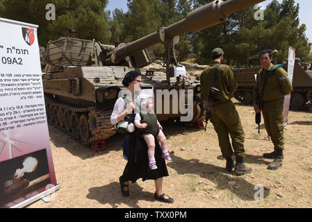 Visite israéliens célèbrent le 70e jour de l'indépendance d'Israël en visitant un affichage militaire dans le Ma'ale Adumim colonie juive en Cisjordanie, le 19 avril 2018. Photo par Debbie Hill/UPI Banque D'Images