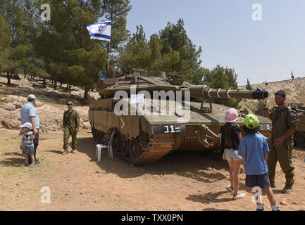 Des soldats israéliens parlent de colons juifs à côté d'un réservoir sur le 70e jour de l'indépendance d'Israël à un affichage militaire dans le Ma'ale Adumim colonie juive en Cisjordanie, le 19 avril 2018. Photo par Debbie Hill/UPI Banque D'Images