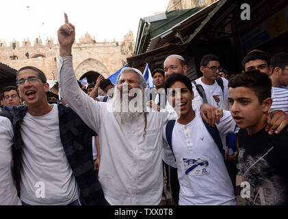 Extrême droite chant israélien sur la Journée de Jérusalem dans le quartier musulman de la vieille ville de Jérusalem, le 13 mai 2018. La Journée de Jérusalem commémore la victoire d'Israël dans la guerre des Six Jours en 1967, donnant à l'Etat juif le contrôle de la vieille ville de Jérusalem. Photo par Debbie Hill/UPI Banque D'Images