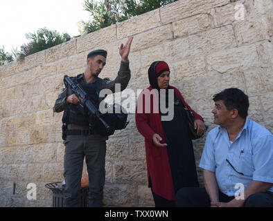 Une police des frontières israélienne supprime les Palestiniens lors d'une manifestation devant la Porte de Damas de la vieille ville de Jérusalem, le 15 mai 2018, en souvenir de la soixante manifestants palestiniens tués par les forces israéliennes sur la frontière de Gaza hier. Les Palestiniens sont aussi marquant la Naqba, un jour après l'inauguration de l'ambassade américaine à Jérusalem, qui commémore l'expulsion de plus de 700 000 Palestiniens de leurs foyers il y a 70 ans. Photo par Debbie Hill/UPI Banque D'Images