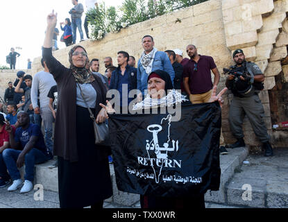 Palestiniens protestation devant la Porte de Damas de la vieille ville de Jérusalem, le 15 mai 2018, en souvenir de la soixante manifestants palestiniens tués par les forces israéliennes sur la frontière de Gaza hier. Les Palestiniens sont aussi marquant la Naqba, un jour après l'inauguration de l'ambassade américaine à Jérusalem, qui commémore l'expulsion de plus de 700 000 Palestiniens de leurs foyers il y a 70 ans. Photo par Debbie Hill/UPI Banque D'Images