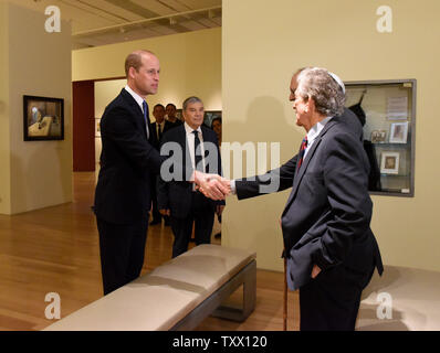 Le prince William, duc de Cambridge, répond aux survivants de l'Holocauste au cours d'une visite de Yad Vashem, le Centre mondial de la mémoire de l'Holocauste, à Jérusalem, Israël, le 26 juin 2018. Les survivants, Paul Alexander et Henry ont été épargnés, Foner destruction comme enfants juifs en Allemagne, que la Grande-Bretagne a pris avec des milliers d'autres dans la soi-disant 'Kindertransport'. Photo par Debbie Hill/UPI Banque D'Images