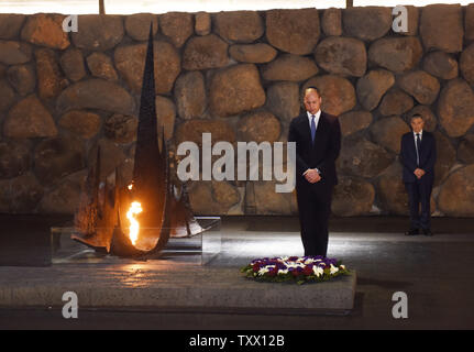 Le prince William, duc de Cambridge, dépose une couronne lors d'une cérémonie commémorative dans la salle du Souvenir à Yad Vashem, le Centre mondial de la mémoire de l'Holocauste, à Jérusalem, Israël, le 26 juin 2018. Photo par Debbie Hill/UPI Banque D'Images