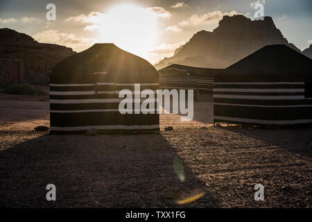 Des tentes dans le désert du Wadi Rum, Jordanie Banque D'Images