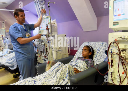 Une fille palestinienne est traité pour insuffisance rénale dans le rein artificiel dans l'Unité pédiatrique de l'hôpital Augusta Victoria sur le Mont des Oliviers à Jérusalem-Est, le 10 septembre 2018. Victoria août est l'un des six hôpitaux de Jérusalem-Est touchés par la coupe budgétaire de 25 millions de dollars américains par l'atout de Donald. Les hôpitaux de Jérusalem l'est traiter les Palestiniens de Jérusalem, la Cisjordanie et Gaza. Photo par Debbie Hill/UPI Banque D'Images