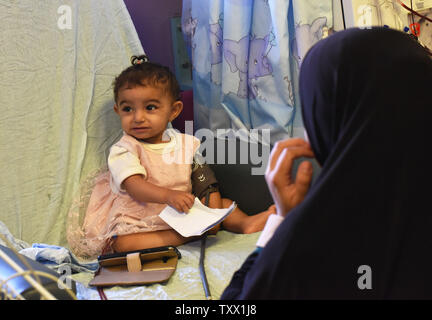 Une fille palestinienne est traité pour insuffisance rénale dans le rein artificiel dans l'Unité pédiatrique de l'hôpital Augusta Victoria sur le Mont des Oliviers à Jérusalem-Est, le 10 septembre 2018. Victoria août est l'un des six hôpitaux de Jérusalem-Est touchés par la coupe budgétaire de 25 millions de dollars américains par l'atout de Donald. Les hôpitaux de Jérusalem l'est traiter les Palestiniens de Jérusalem, la Cisjordanie et Gaza. Photo par Debbie Hill/UPI Banque D'Images