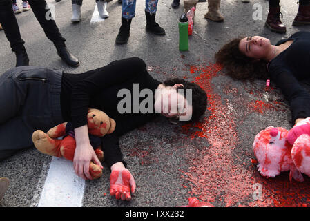 Des femmes bloquent l'entrée principale de Jérusalem, au cours d'une manifestation contre la violence à l'égard des femmes, le 4 décembre 2018. Les femmes en Israël sont la tenue d'une grève nationale, et organisé des manifestations à travers le pays, qui demandent au gouvernement de prendre davantage de mesures pour arrêter la violence contre les femmes. En 2018, vingt-quatre femmes ont été assassinées en Israël, y compris les Juifs, les Arabes et les demandeurs d'asile. Photo par Debbie Hill /UPI Banque D'Images