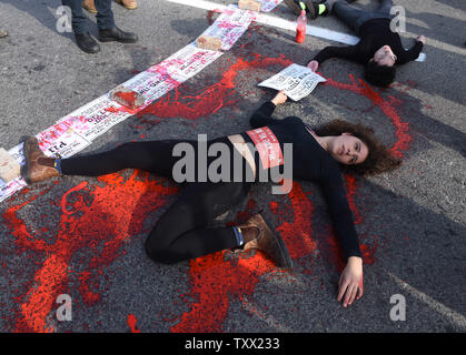 Des femmes bloquent l'entrée principale de Jérusalem, au cours d'une manifestation contre la violence à l'égard des femmes, le 4 décembre 2018. Les femmes en Israël sont la tenue d'une grève nationale, et organisé des manifestations à travers le pays, qui demandent au gouvernement de prendre davantage de mesures pour arrêter la violence contre les femmes. En 2018, vingt-quatre femmes ont été assassinées en Israël, y compris les Juifs, les Arabes et les demandeurs d'asile. Photo par Debbie Hill /UPI Banque D'Images