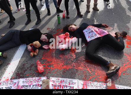 Des femmes bloquent l'entrée principale de Jérusalem, au cours d'une manifestation contre la violence à l'égard des femmes, le 4 décembre 2018. Les femmes en Israël sont la tenue d'une grève nationale, et organisé des manifestations à travers le pays, qui demandent au gouvernement de prendre davantage de mesures pour arrêter la violence contre les femmes. En 2018, vingt-quatre femmes ont été assassinées en Israël, y compris les Juifs, les Arabes et les demandeurs d'asile. Photo par Debbie Hill /UPI Banque D'Images