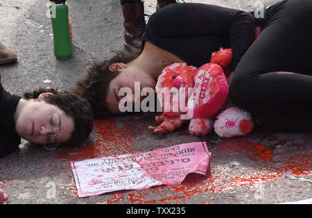 Des femmes bloquent l'entrée principale de Jérusalem, au cours d'une manifestation contre la violence à l'égard des femmes, le 4 décembre 2018. Les femmes en Israël sont la tenue d'une grève nationale, et organisé des manifestations à travers le pays, qui demandent au gouvernement de prendre davantage de mesures pour arrêter la violence contre les femmes. En 2018, vingt-quatre femmes ont été assassinées en Israël, y compris les Juifs, les Arabes et les demandeurs d'asile. Photo par Debbie Hill /UPI Banque D'Images