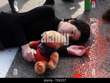 Des femmes bloquent l'entrée principale de Jérusalem, au cours d'une manifestation contre la violence à l'égard des femmes, le 4 décembre 2018. Les femmes en Israël sont la tenue d'une grève nationale, et organisé des manifestations à travers le pays, qui demandent au gouvernement de prendre davantage de mesures pour arrêter la violence contre les femmes. En 2018, vingt-quatre femmes ont été assassinées en Israël, y compris les Juifs, les Arabes et les demandeurs d'asile. Photo par Debbie Hill /UPI Banque D'Images