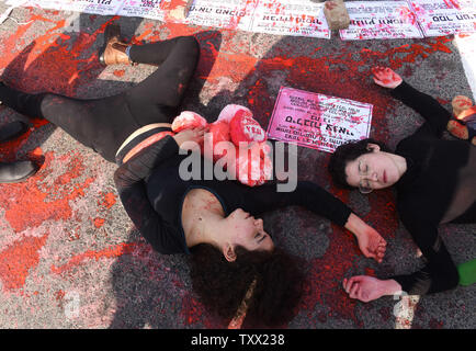 Des femmes bloquent l'entrée principale de Jérusalem, au cours d'une manifestation contre la violence à l'égard des femmes, le 4 décembre 2018. Les femmes en Israël sont la tenue d'une grève nationale, et organisé des manifestations à travers le pays, qui demandent au gouvernement de prendre davantage de mesures pour arrêter la violence contre les femmes. En 2018, vingt-quatre femmes ont été assassinées en Israël, y compris les Juifs, les Arabes et les demandeurs d'asile. Photo par Debbie Hill /UPI Banque D'Images