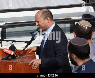 Naftali Bennett, ministre israélien, leader de l'aile droite du parti religieux juif, l'accueil parle aux colons lors d'une manifestation devant le Premier Ministre Benjamin Netanyahu, à Jérusalem, le 16 décembre 2018, contre la reprise des attentats terroristes palestiniens en Cisjordanie. Les manifestants portent des pancartes "Nous sommes fatigués de mourir et pas de coupure jusqu' alors que les jeunes filles ont scandé "Mort aux Arabes." Trois Israéliens ont été tués la semaine dernière en attaques de tir près de villes à proximité de la ville palestinienne de Ramallah. Photo par Debbie Hill /UPI Banque D'Images