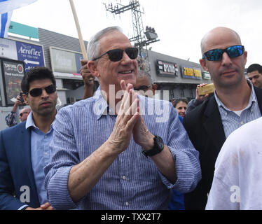 (C) Benny Gantz, chef du Nouveau parti centriste bleu et blanc, salue des partisans à un centre commercial dans la région de Kiryat Ekron, Israël, le 5 avril 2019. Gantz, un ancien chef d'état-major et général dans l'armée, est le seul candidat qui a une chance de battre le Premier ministre israélien Benjamin Netanyahu, lorsque les Israéliens se rendent aux urnes sur le 9 avril. Photo par Debbie Hill/UPI Banque D'Images