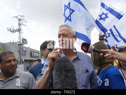 (C) Benny Gantz, chef du Nouveau parti centriste bleu et blanc, salue des partisans à un centre commercial dans la région de Kiryat Ekron, Israël, le 5 avril 2019. Gantz, un ancien chef d'état-major et général dans l'armée, est le seul candidat qui a une chance de battre le Premier ministre israélien Benjamin Netanyahu, lorsque les Israéliens se rendent aux urnes sur le 9 avril. Photo par Debbie Hill/UPI Banque D'Images