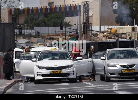 Stand israélien à l'extérieur de leur voiture pendant deux minutes de siren sur Israël à l'occasion du Jour du souvenir pour les soldats et les victimes de la terreur, à Jérusalem, le 8 mai 2019. Des milliers d'Israéliens se sont rassemblés dans les cimetières militaires à travers le pays pour se souvenir de 23 741 soldats et 3 150 victimes de la terreur. Photo par Debbie Hill/UPI Banque D'Images