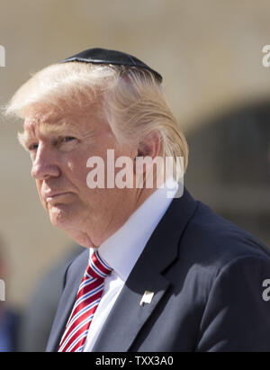 Le président américain, l'atout de Donald visite le Mur occidental, le lieu saint le plus sacré pour les Juifs, dans la vieille ville de Jérusalem le 22 mai 2017. Trump est arrivé en Israël aujourd'hui à partir de l'Arabie saoudite, où il va tenter de relancer le processus de paix au point mort Israeli-Palestinain au cours de sa visite à Jérusalem et la Cisjordanie. Photo par Heidi Levine/UPI Banque D'Images