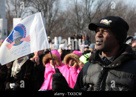 Patriotes et partisans, jeunes et vieux, l'affichage des drapeaux, des bannières, et d'autres marchandises d'Obama tout en regardant la cérémonie le jour de l'investiture à Washington le 20 janvier 2009. (Photo d'UPI/Jack Hohman) Banque D'Images