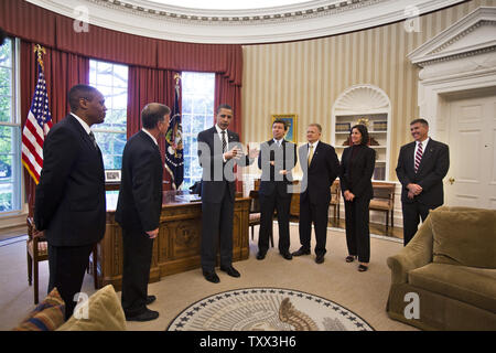 Le président des États-Unis, Barack Obama rencontre avec l'équipage de la navette spatiale Discovery's last mission dans le bureau ovale de la Maison Blanche à Washington, DC, USA, le 09 mai, 2011. Banque D'Images