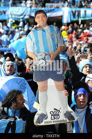 L'Argentine fans avec un carton coupé de manager Diego Maradona lors de la match du groupe B au stade Soccer City à Johannesburg, Afrique du Sud le 17 juin 2010. UPI/Chris Brunskill Banque D'Images