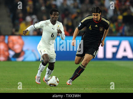 Anthony Annan du Ghana et Sami Khedira de Allemagne chase la balle pendant le Groupe d match au stade Soccer City à Johannesburg, Afrique du Sud le 23 juin 2010. UPI/Chris Brunskill Banque D'Images