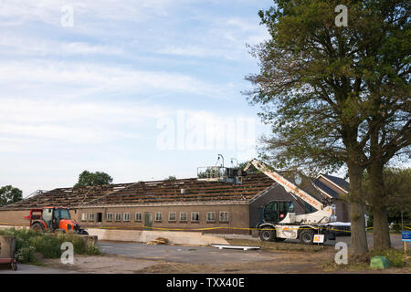 Bâtiment de ferme avec enlevé l'amiante lors de la rénovation de toit d'une étable dans les Pays-Bas Banque D'Images