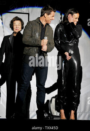 Acteur Tom Cruise (L) et l'actrice Paula Patton assister à la première mondiale au Japon pour le film "Mission:Impossible - Protocole fantôme" à Tokyo, Japon, le 1 décembre 2011. Le film s'ouvre au Japon le 16 décembre. UPI/Keizo Mori Banque D'Images