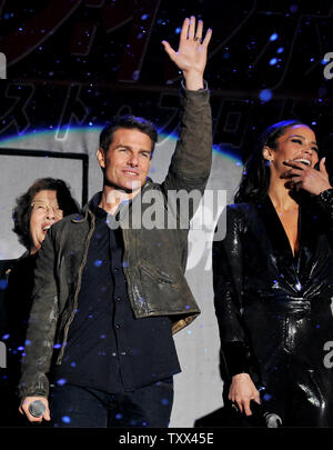 Acteur Tom Cruise (L) et l'actrice Paula Patton assister à la première mondiale au Japon pour le film "Mission:Impossible - Protocole fantôme" à Tokyo, Japon, le 1 décembre 2011. Le film s'ouvre au Japon le 16 décembre. UPI/Keizo Mori Banque D'Images