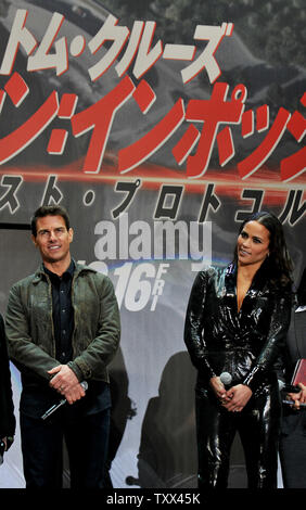 Acteur Tom Cruise (L) et l'actrice Paula Patton assister à la première mondiale au Japon pour le film "Mission:Impossible - Protocole fantôme" à Tokyo, Japon, le 1 décembre 2011. Le film s'ouvre au Japon le 16 décembre. UPI/Keizo Mori Banque D'Images