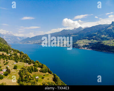 Vue aérienne sur le lac de Walenstadt Walenstadt () à proximité de Beltis, Weesen, Amden. Le Canton de Galen, Glaris, Suisse. Banque D'Images