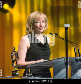 Le premier ministre Stephen Harper annonce l'épouse Laureen Alan Waters Humanitarian Award lors de la remise des prix Juno et Banquet de Gala au Telus Convention Centre à Calgary, Alberta au cours de la remise des Prix JUNO 2008 Music, le 5 avril 2008. (Photo d'UPI/Heinz Ruckemann) Banque D'Images