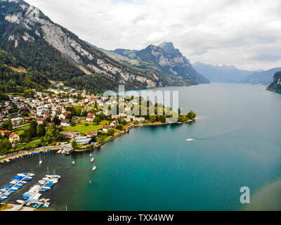 Vue aérienne sur le lac de Walenstadt Walenstadt () à Weesen, à proximité de Beltis, Amden. Le Canton de Galen, Glaris, Suisse. Banque D'Images