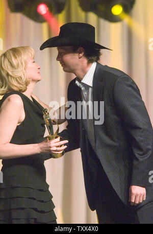 Le premier ministre Stephen Harper Laureen femme (L) présente Paul Brandt avec le Prix humanitaire Allan Waters pendant la Gala et prix Juno au Telus Convention Centre à Calgary, Alberta au cours de la remise des Prix JUNO 2008 Music, le 5 avril 2008. (Photo d'UPI/Heinz Ruckemann) Banque D'Images